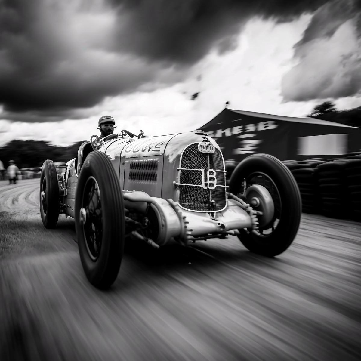 Markus_Baron-a day at the races-25 Ein heller Rennwagen mit freistehenden Rädern drängt nach vorn, der Asphalt löst sich darunter in fließende Spuren auf.