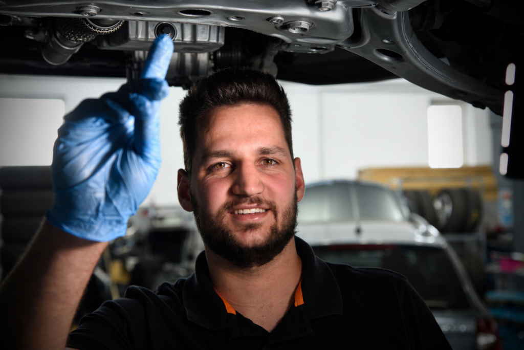 Roy Mast in seiner Werkstatt – Servicefotografie von Markus Baron